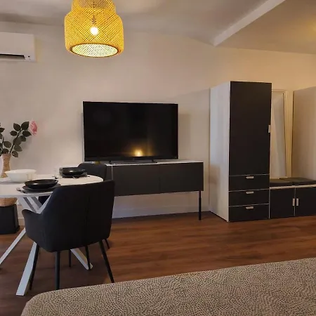 La Roseraie Du Chateau Climatise! Appartamento *